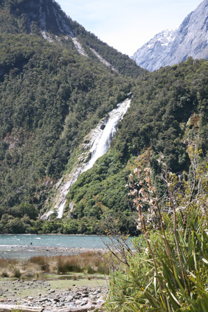 3047 Waterfall along Milford Sound
